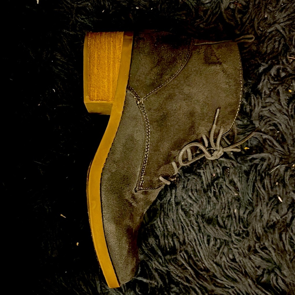 Gray Carlos shoes with small heel